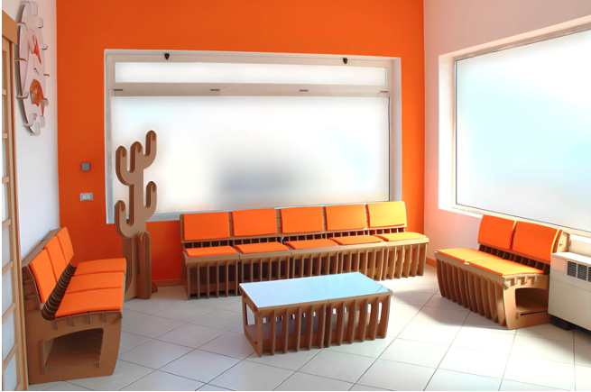 Créez une salle d’accueil moderne et écoresponsable avec du mobilier en carton