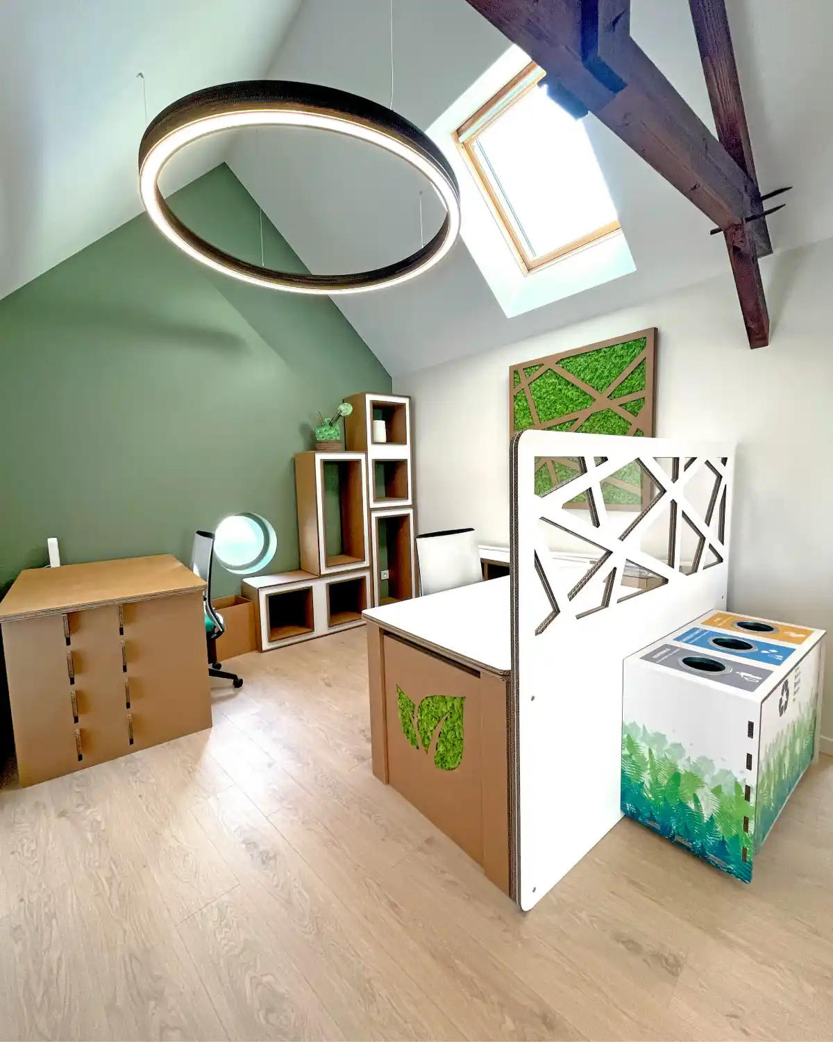 Créez une salle d’accueil moderne et écoresponsable avec du mobilier en carton