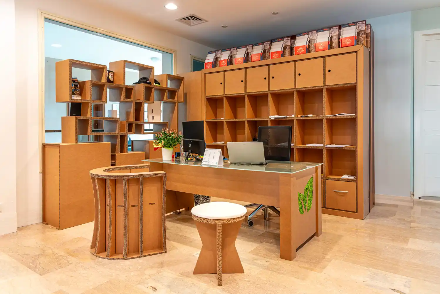 Aménagez vos bureaux et Open Space avec des bureaux et rangements en carton