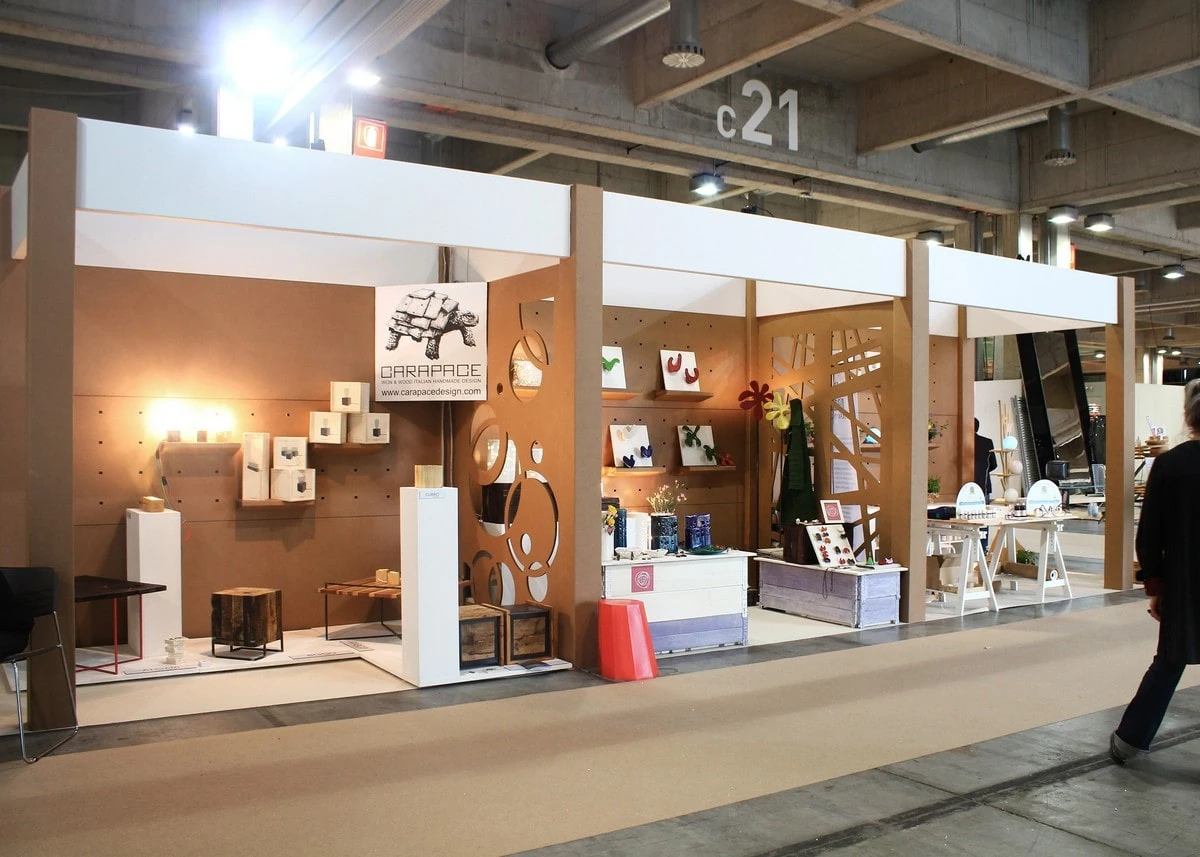Un stand en carton pro