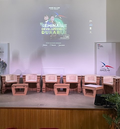 Aménagement d&rsquo;une scène avec du mobilier en carton à l&rsquo;occasion d&rsquo;un séminaire du développement durable