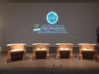 Aménagement d&rsquo;une scène avec du mobilier en carton à l&rsquo;occasion d&rsquo;une conférence