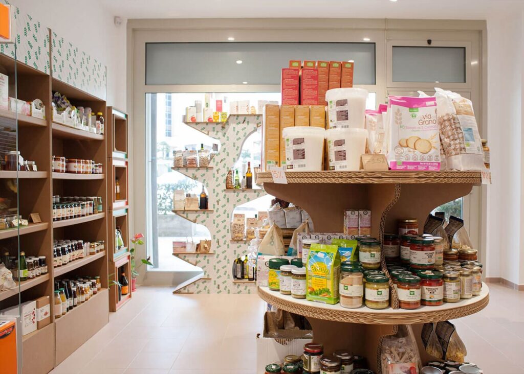 Pourquoi aménager votre magasin avec des meubles en carton ?