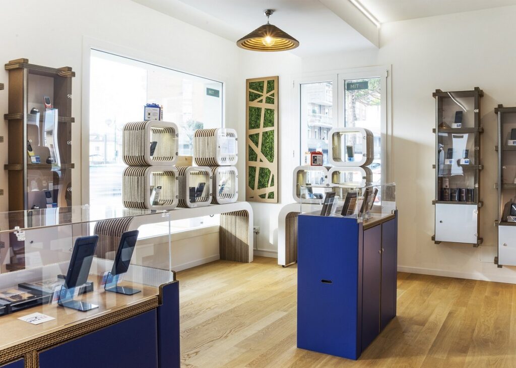 Comptoir en carton ORIZABA intégré dans l’aménagement d’un espace commercial, avec plateau cartonné et rangement modulable pour produits exposés au détail, idéaux pour les magasins et boutiques de vente au public - Le Meuble en Carton une marque du groupe Natur Design