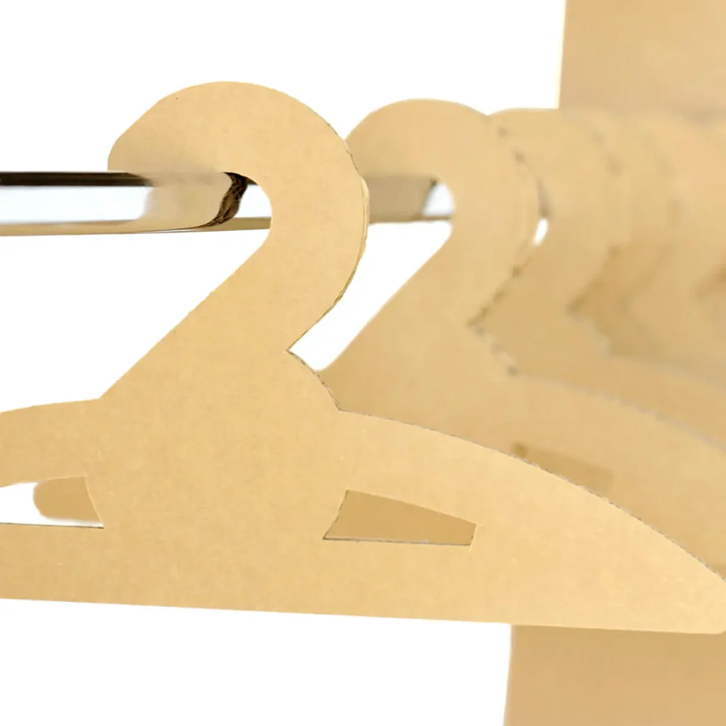 Détail d'un porte-manteaux en carton PARAMANT pour l'aménagement professionnel, avec poignées métalliques intégrées et design épuré, idéal dans les entreprises, bureaux ou salles de pause - Le Meuble en Carton une marque du groupe Natur Design