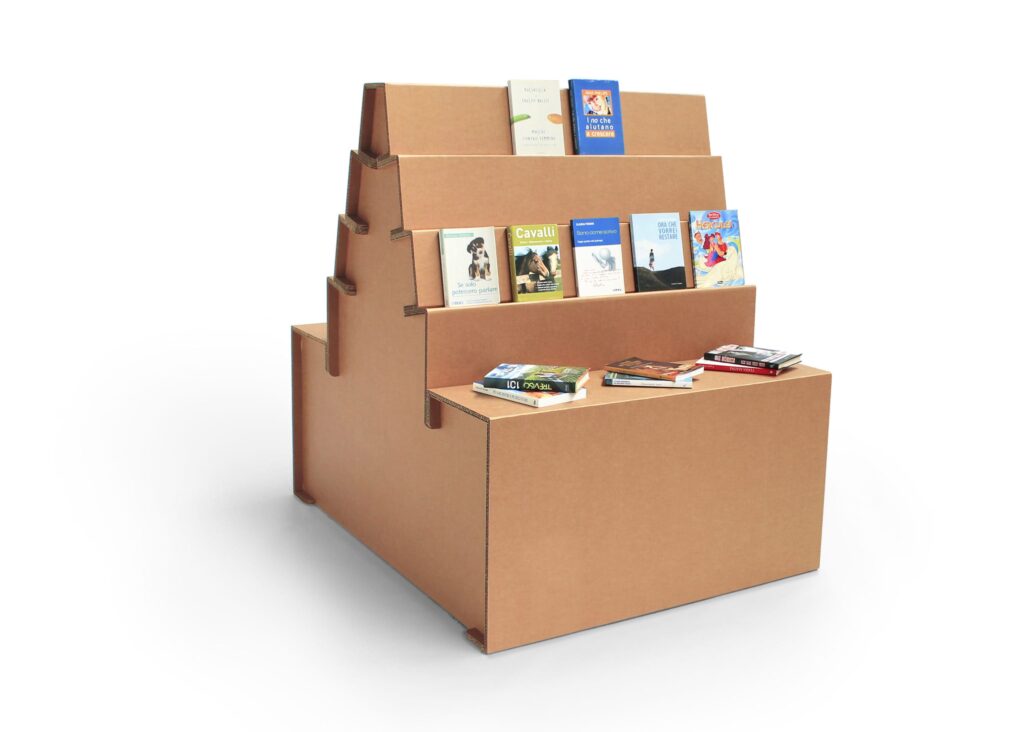 Présentoir à livres en carton pour l'aménagement de magasins, avec étagères inclinées et plateau supérieur pour organiser des ouvrages en librairie ou point de vente - Le Meuble en Carton une marque du groupe Natur Design