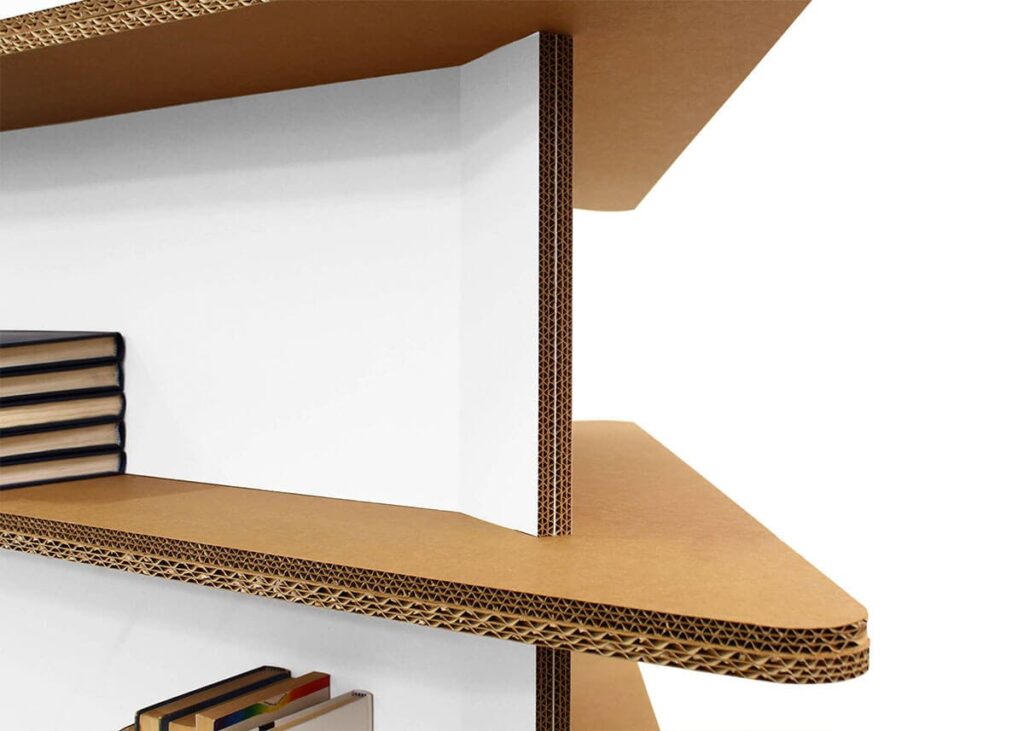 Présentoir en carton TRISUL pour l'aménagement de magasins, structure modulaire avec plateau et supports en carton recyclé, idéal pour organiser des produits en rayon ou en vitrine commerciale durable - Le Meuble en Carton une marque du groupe Natur Design