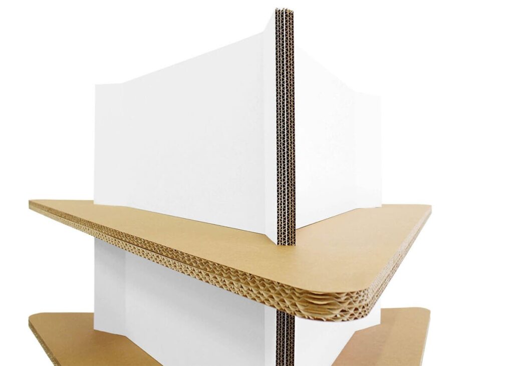 Présentoir en carton TRISUL pour l'aménagement des magasins, structure modulable et solide en panneaux épais avec plateau inclinable en carton ondulé, idéal pour exposer produits ou informations de manière élégante et durable dans les espaces commerciaux - Le Meuble en Carton une marque du groupe Natur Design