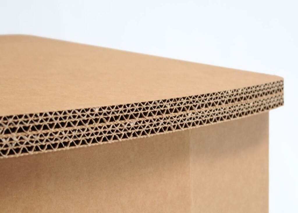 Détail du plateau en carton structuré avec motifs géométriques pour une banque d'accueil écologique, idéalement adapté aux espaces professionnels et bureaux modulables - Le Meuble en Carton une marque du groupe Natur Design