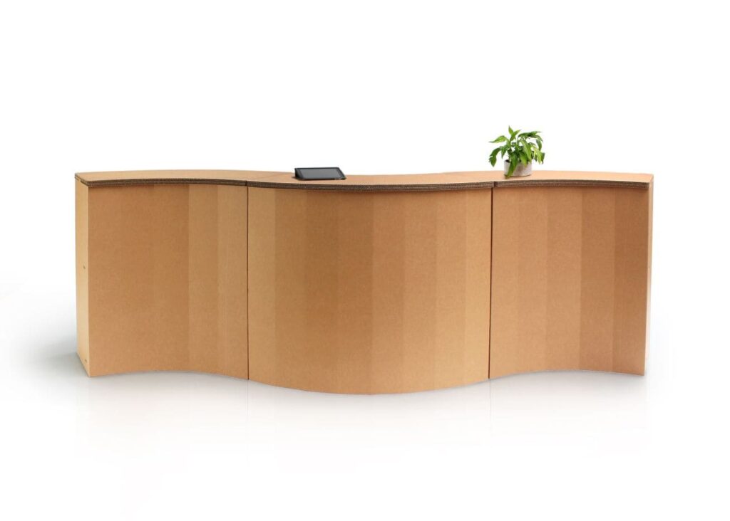 Banque d'accueil en carton écologique et design pour accueil professionnel, avec structure en panneaux cartonnés et finition naturelle, intégrée dans un espace bureau ou salle de réception - Le Meuble en Carton une marque du groupe Natur Design