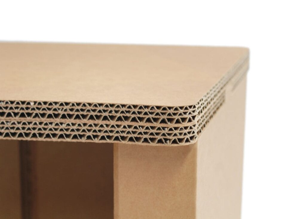 Détail de structure de banque d'accueil en carton épais avec joint renforcé et finition structurée, idéale pour espaces professionnels comme les bureaux ou les zones d'accueil client - Le Meuble en Carton une marque du groupe Natur Design