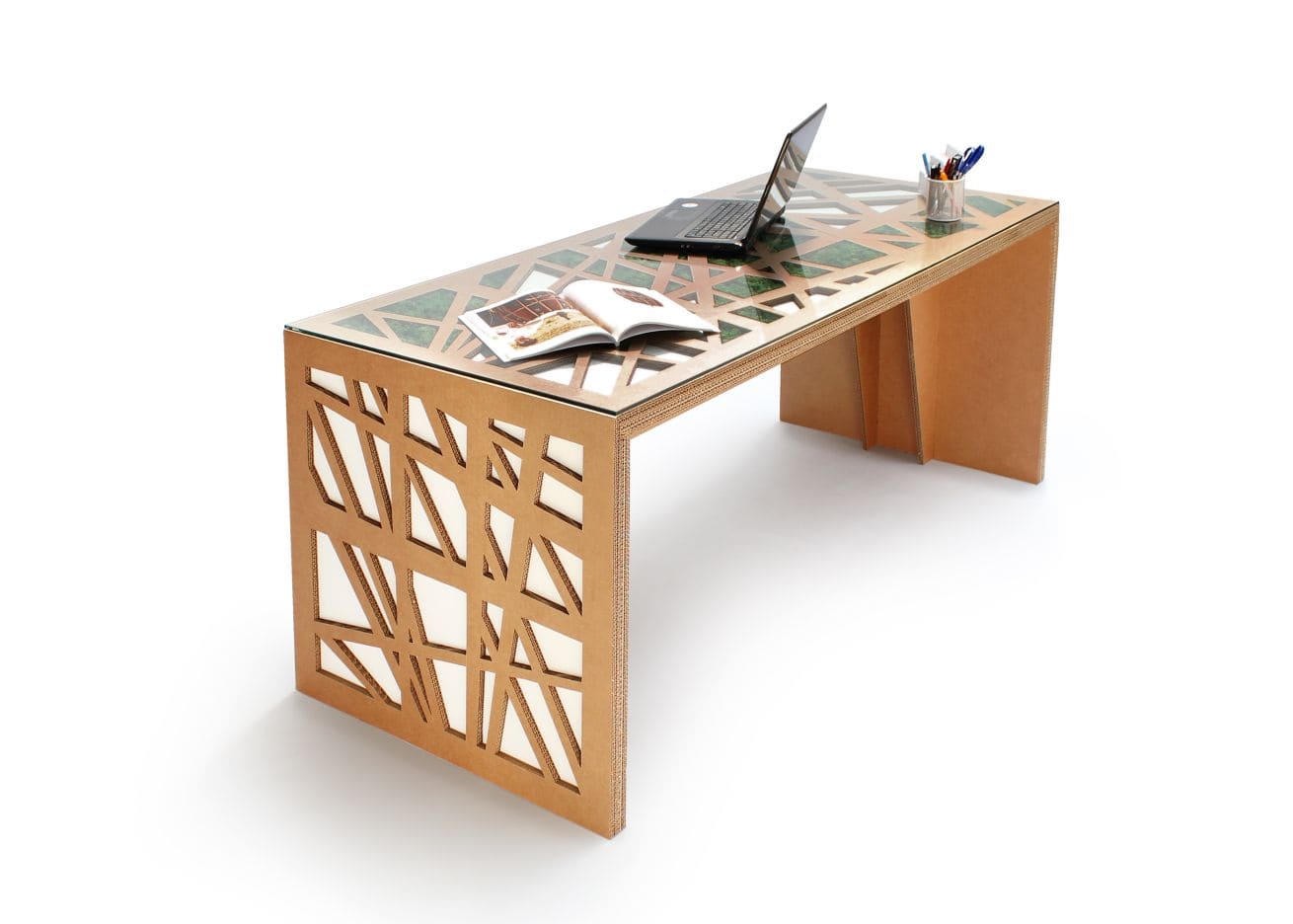 Bureau en carton écologique avec plateau décoratif à motifs géométriques, idéal pour les espaces professionnels et salles de pause. Structure renforcée en panneau cartonné, intégrant des éléments design pour un aménagement durable et moderne - Le Meuble en Carton une marque du groupe Natur Design