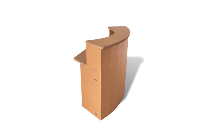 Banque d'accueil en carton écologique de style épuré et moderne, conçue pour les espaces professionnels ou événementiels comme des salons, stands ou bureaux d’accueil. Structure solide composée de panneaux cartonnés avec finition naturelle et poignées métalliques intégrées, idéale pour une ambiance durable et fonctionnelle - Le Meuble en Carton une marque du groupe Natur Design