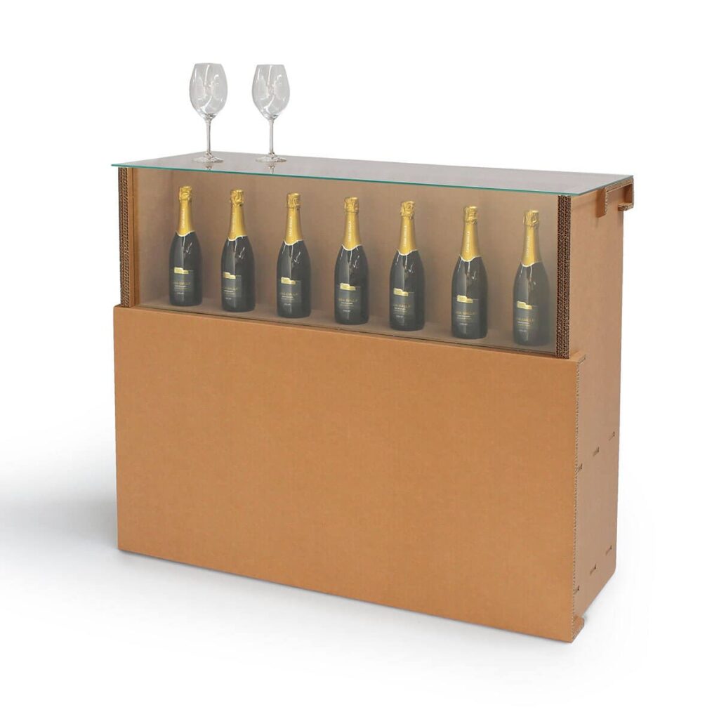 Comptoir en carton éco-responsable pour stands événementiels ou aménagement de magasins, avec étagères ouvertes pour bouteilles de champagne et plateau transparent supérieur pour verres, idéal pour salons professionnels et décoration scénographique - Le Meuble en Carton une marque du groupe Natur Design