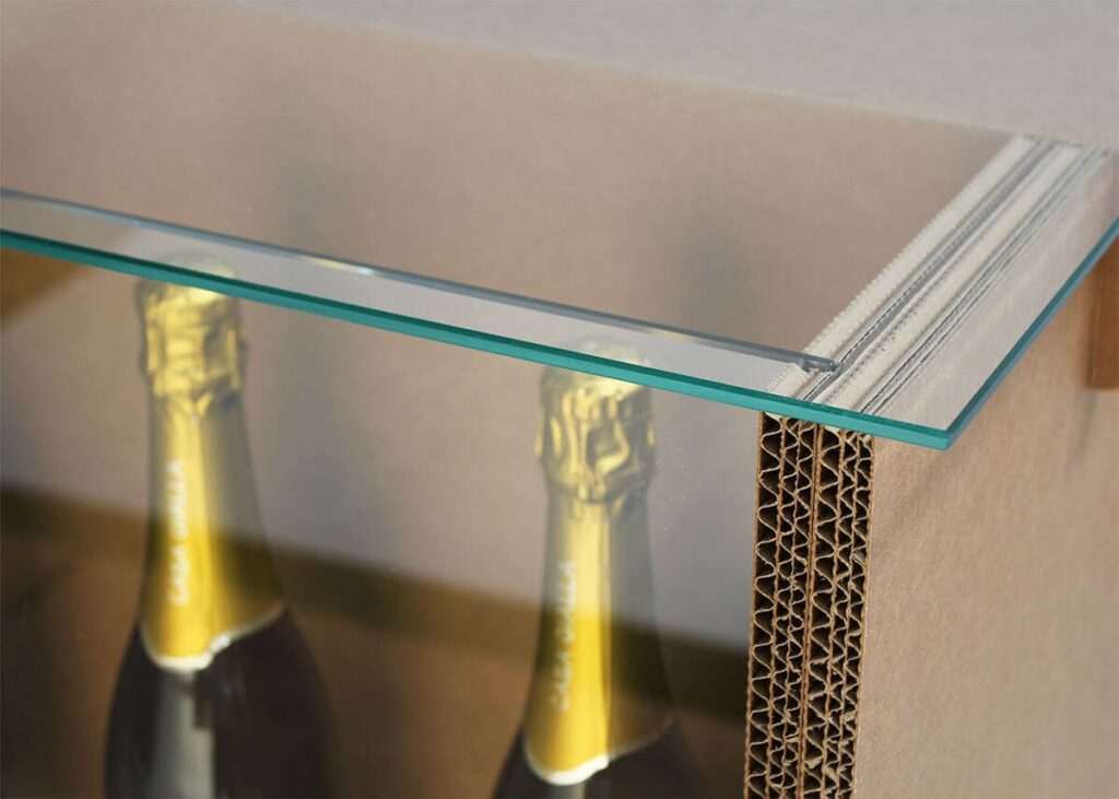 Comptoir en carton écologique avec plateau transparent en verre recyclé intégré, idéal pour l’aménagement de magasins et les stands événementiels professionnels. Structure solide en panneaux cartonnés renforcés, conçu pour une présentation visuelle élégante et durable des produits lors d’expositions ou salons - Le Meuble en Carton une marque du groupe Natur Design