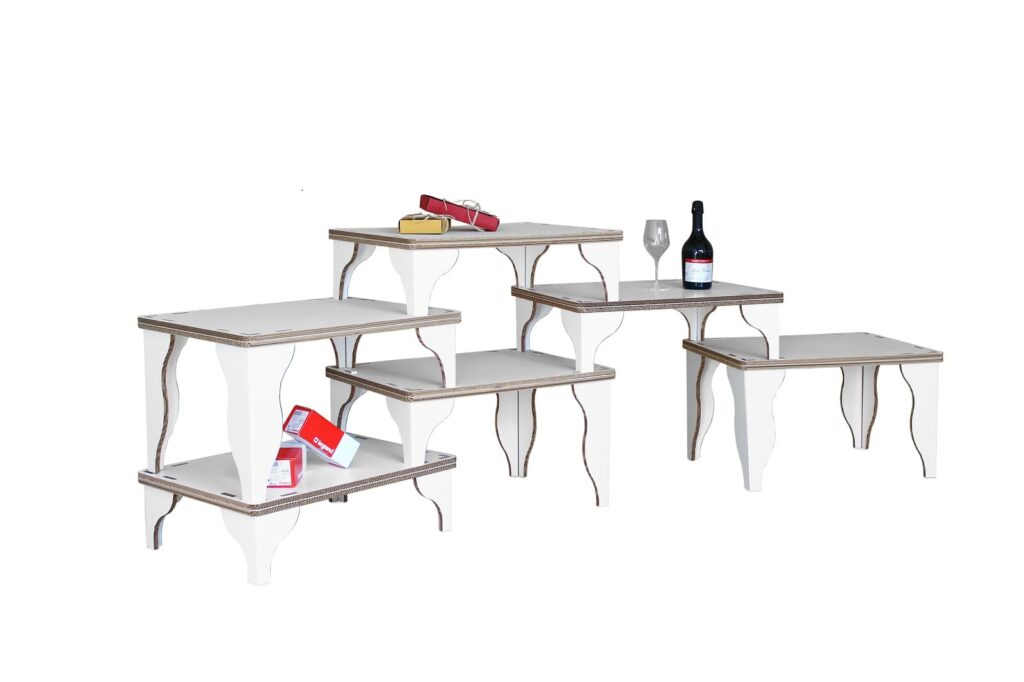 Présentoirs modulables en carton blanc pour stands événementiels et décoration de magasins : structure composée de plateaux cartonnés sur pieds design, idéaux pour exposer des produits ou organiser des espaces de vente dans les salons professionnels et l’aménagement commercial - Le Meuble en Carton une marque du groupe Natur Design