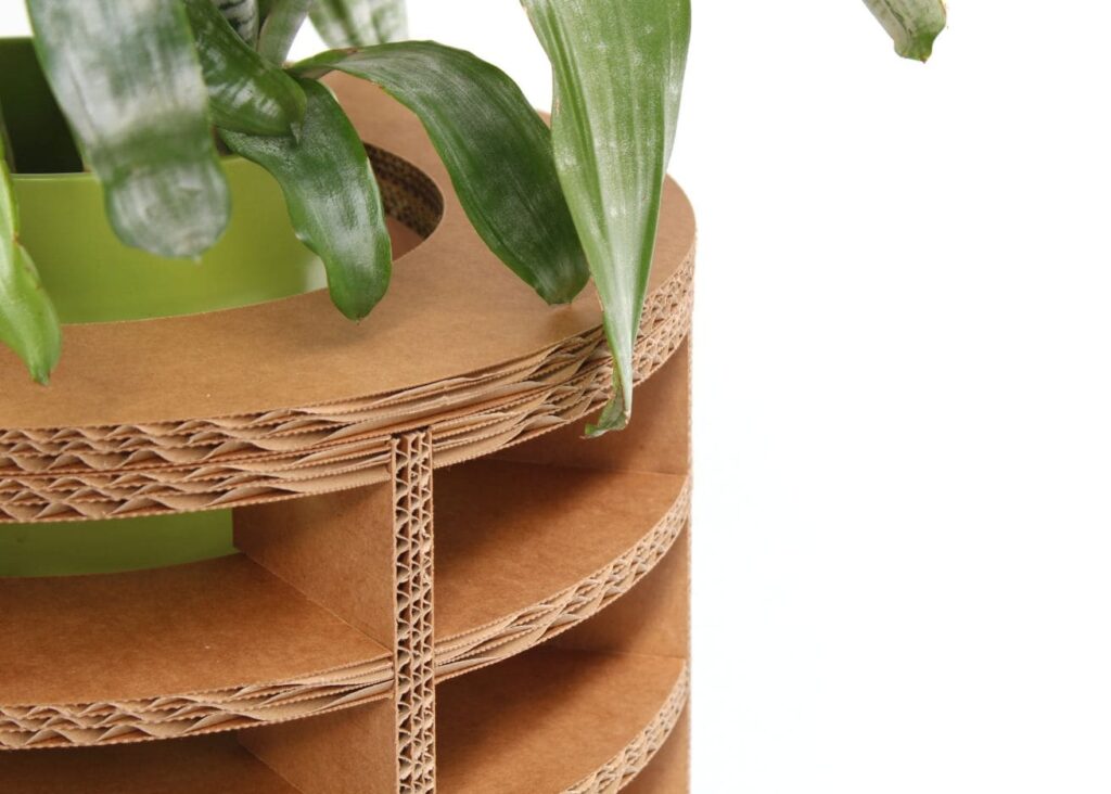 Jardinières en carton haute capacité pour espaces professionnels, conçues en structure solide à base de panneaux cartonnés avec système de drainage intégré. Utilisées dans les salles de pause et aménagements d'entreprises pour apporter une touche écologique et végétale aux intérieurs modernes - Le Meuble en Carton une marque du groupe Natur Design