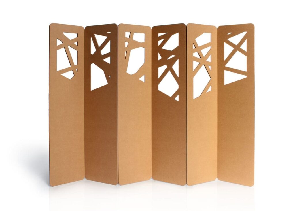 Paravent ajouré en carton écologique pour espaces professionnels : design minimaliste et structure cartonnée avec motifs géométriques, idéal pour l’aménagement des entreprises, les salles de pause, les stands événementiels et la scénographie - Le Meuble en Carton une marque du groupe Natur Design