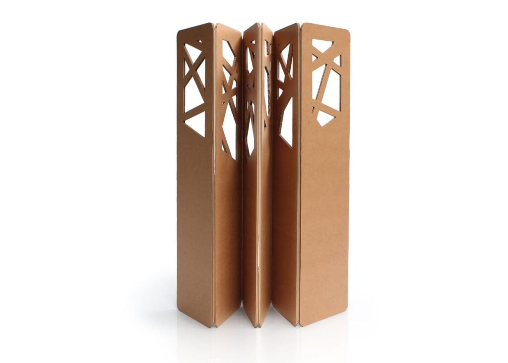 Paravent ajouré en carton écologique pour espaces professionnels et événements, idéal pour séparer des zones dans les bureaux, open space ou stands événementiels en scénographie - Le Meuble en Carton une marque du groupe Natur Design