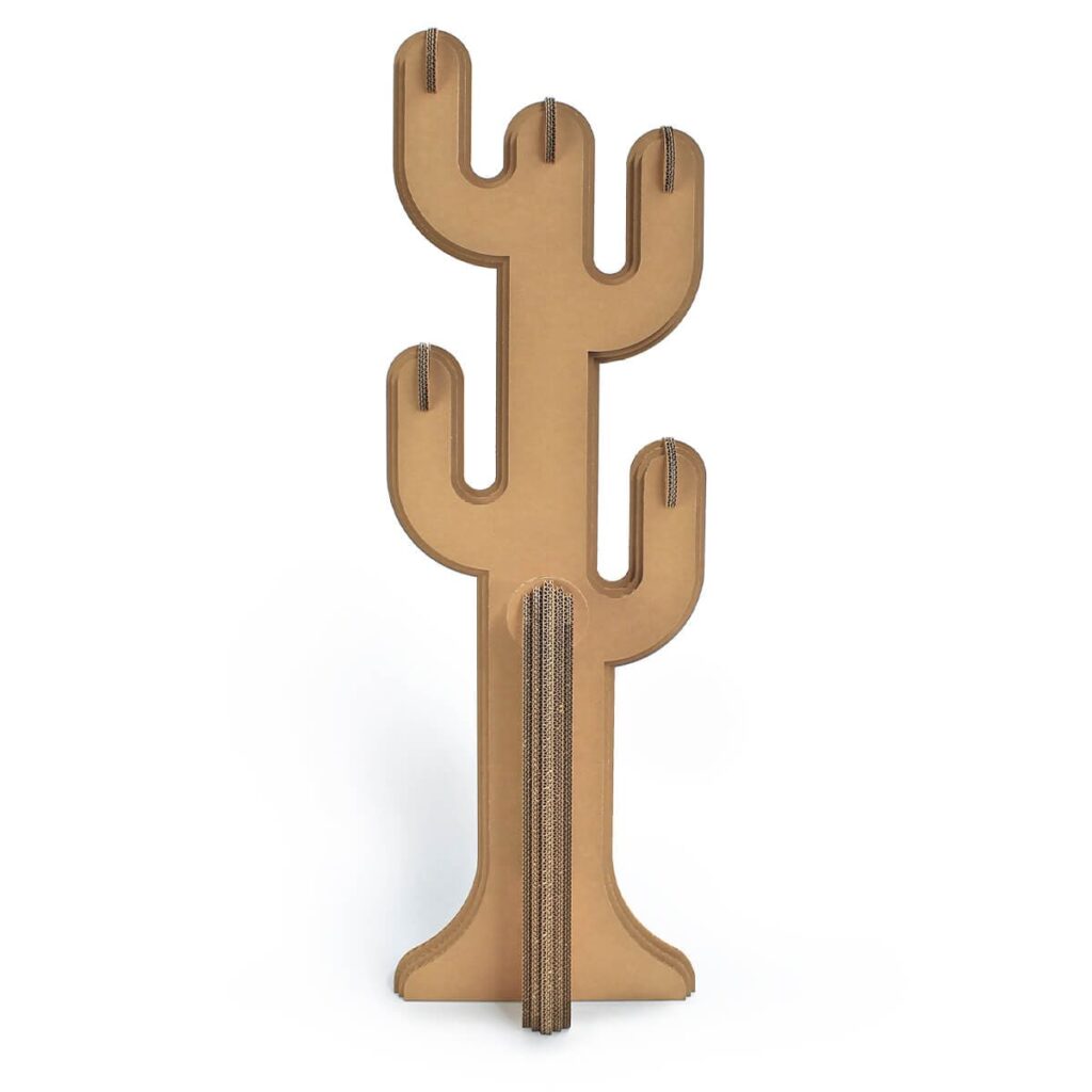 Porte-manteaux en carton design inspirée des cactus pour l'aménagement de magasins, bureaux et événements professionnels, avec structure stable en panneaux cartonnés et charnières métalliques visibles - Le Meuble en Carton une marque du groupe Natur Design