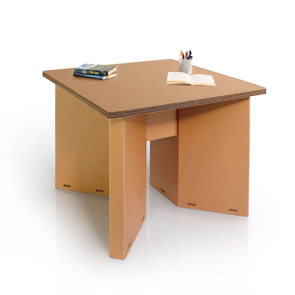 Table de réunion cartonnée conçue pour 4 personnes, plateau épais en carton recyclé et structure solide pour espaces professionnels ou salles de pause, idéale pour réunions collaboratives et organisation d’activités au bureau - Le Meuble en Carton une marque du groupe Natur Design